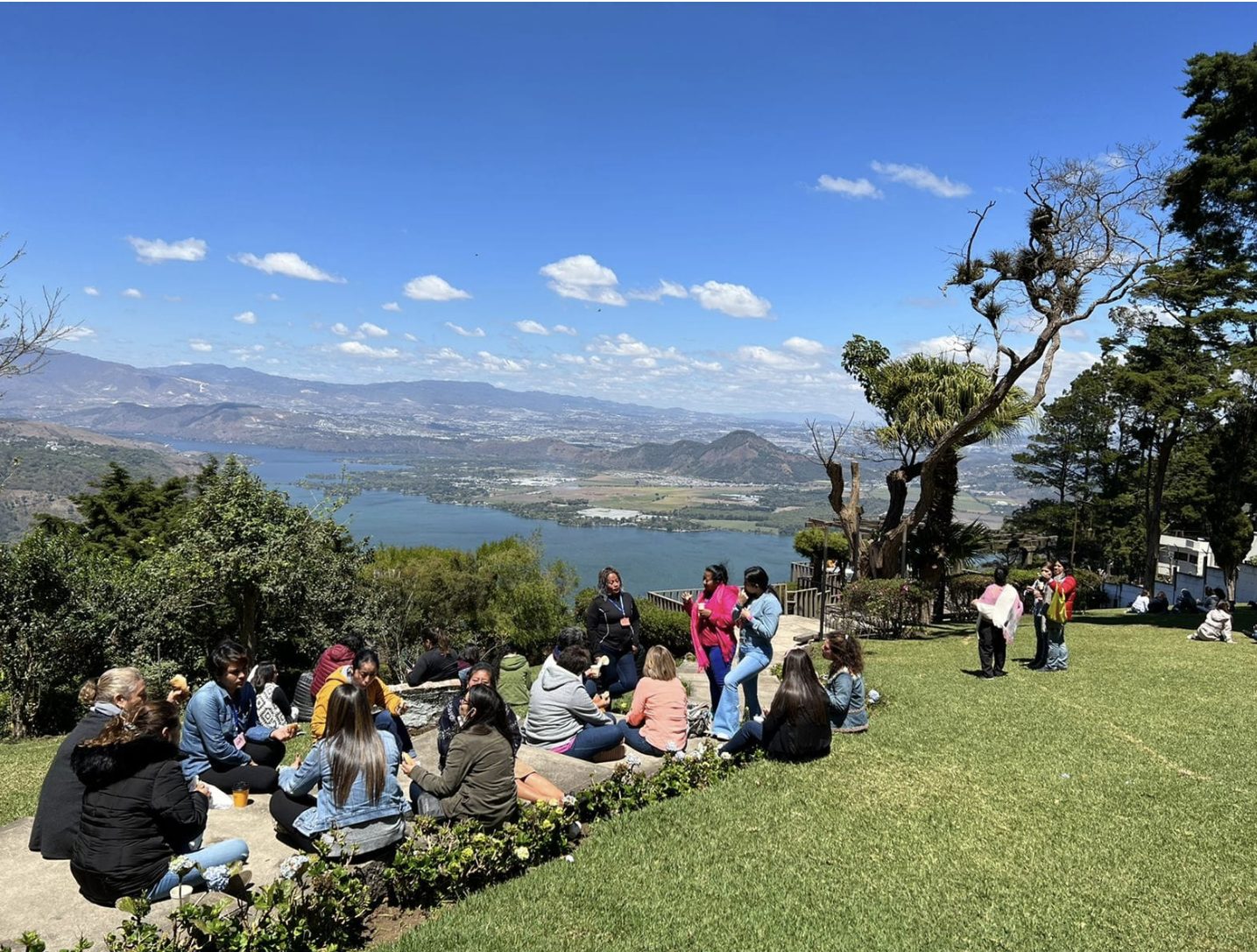 Familia de Ekklesia compartiendo frente al lago